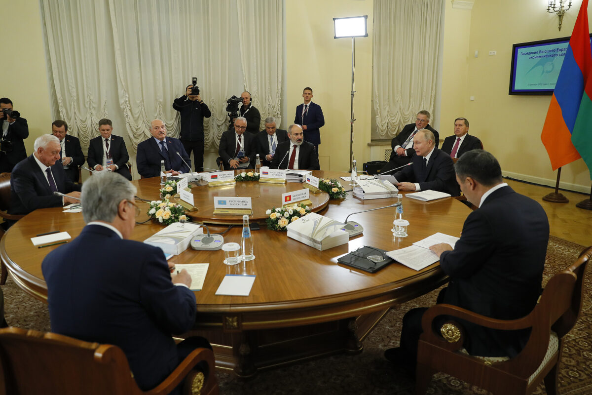 Paşinyan ve Putin aynı masada